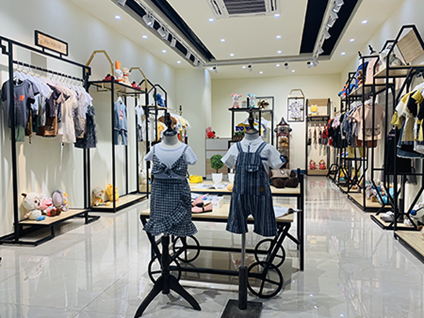 宠来宠趣童装店铺展示