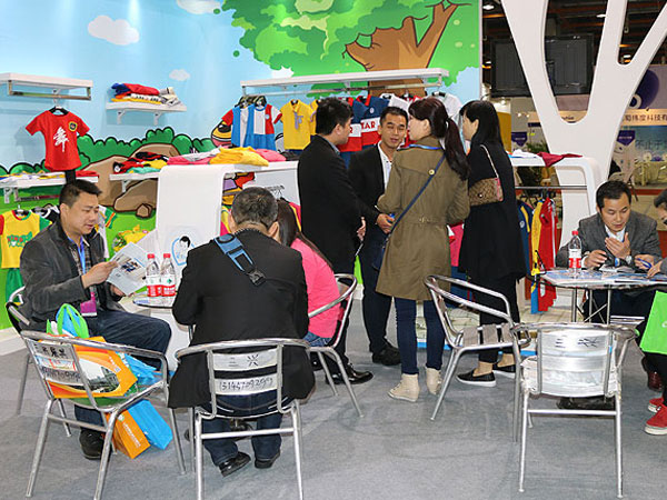 兴童园服童装店铺展示