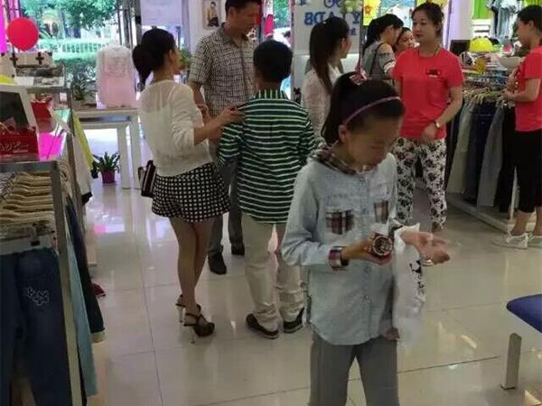 男生女生童装店铺展示