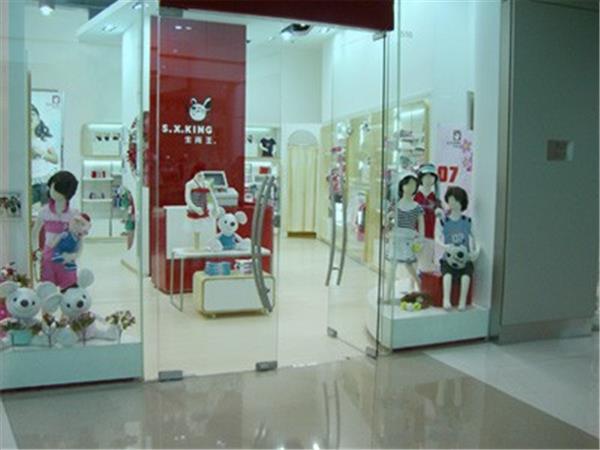 生肖王童装店铺展示