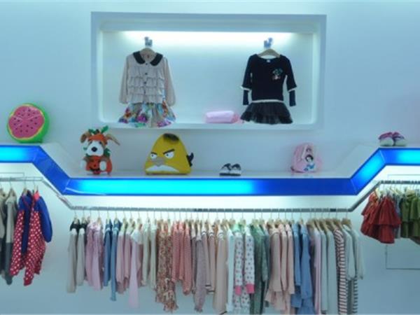 卡啦斑尼童装店铺展示