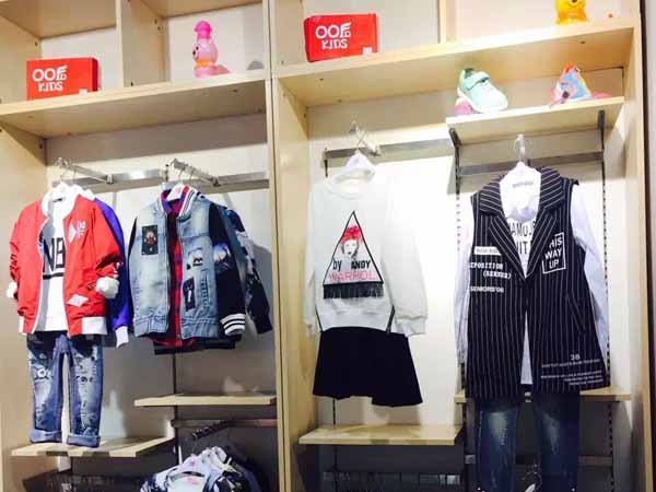 00后童装店铺展示
