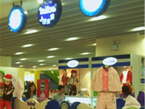小可米露童装店铺展示