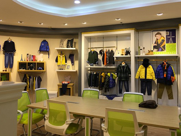吉象贝儿童装店铺展示