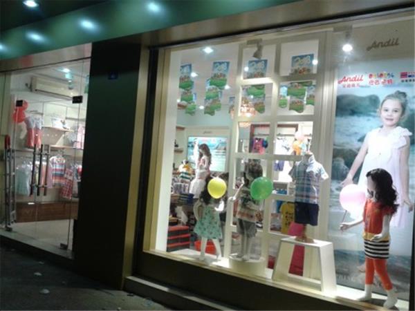 安迪鹿儿童装店铺展示