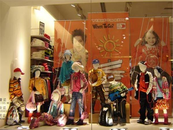 以纯童装店铺展示