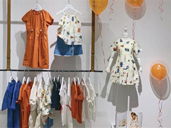 五月童品童装店铺展示