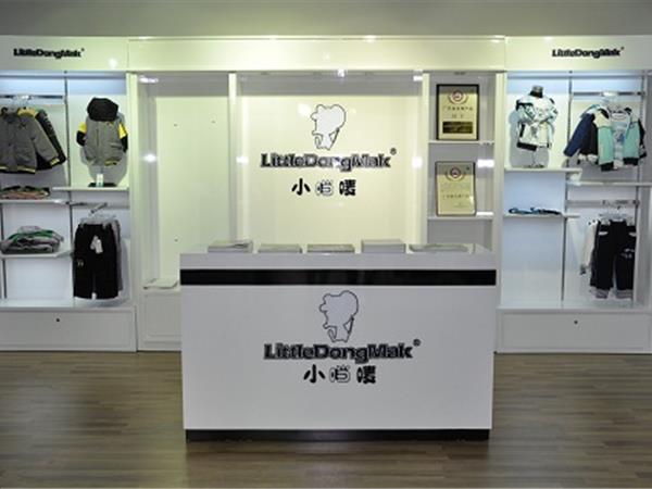 小当唛童装店铺展示