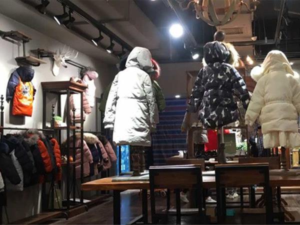 芓约童装店铺展示