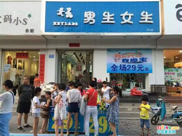 男生女生童装店铺展示