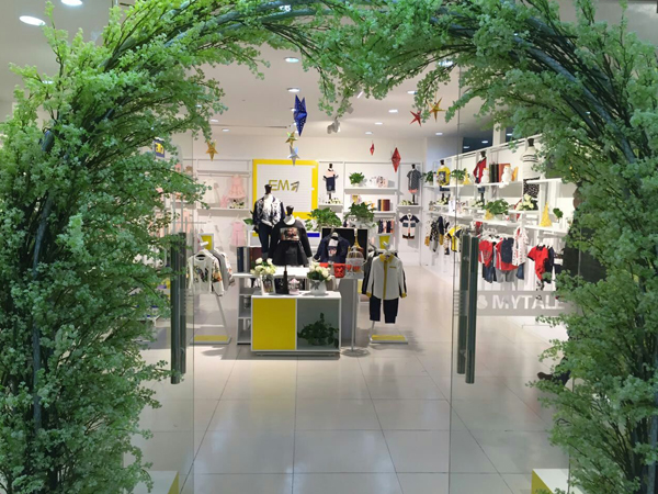 EM7童装店铺展示