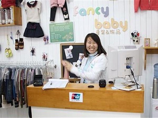 凡希宝宝童装店铺展示