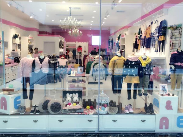安娜&爱登童装店铺展示