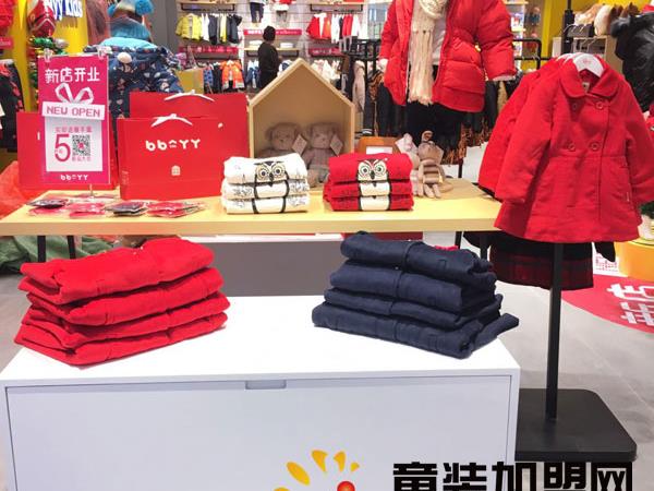 贝贝依依童装店铺展示