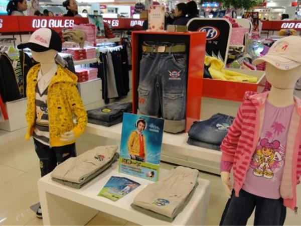 诺路斯童装店铺展示