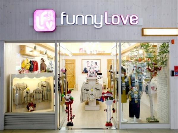 非常一家童装店铺展示