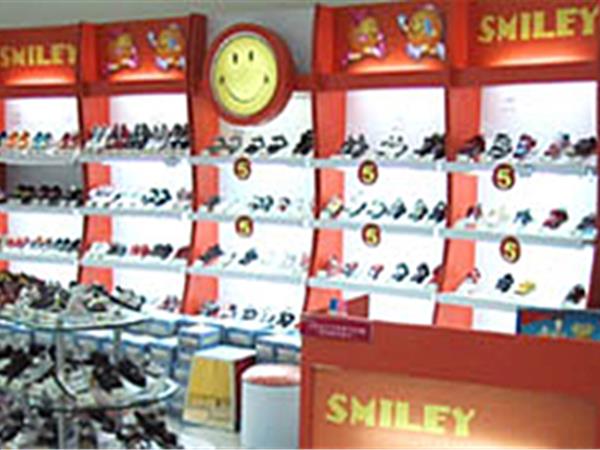 法国微笑童装店铺展示
