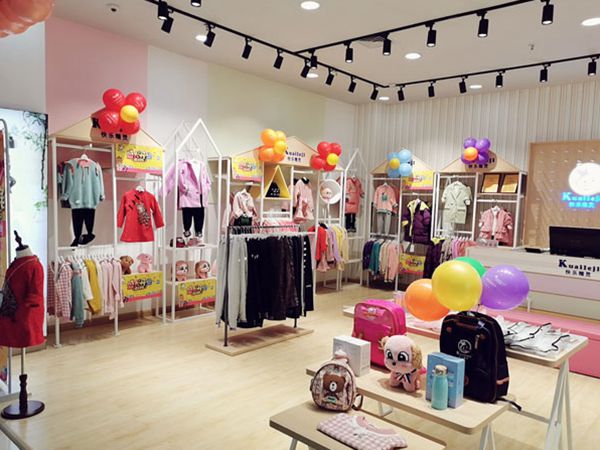 快乐精灵童装店铺展示