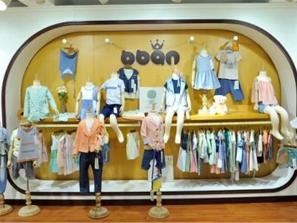 比比安童装店铺展示