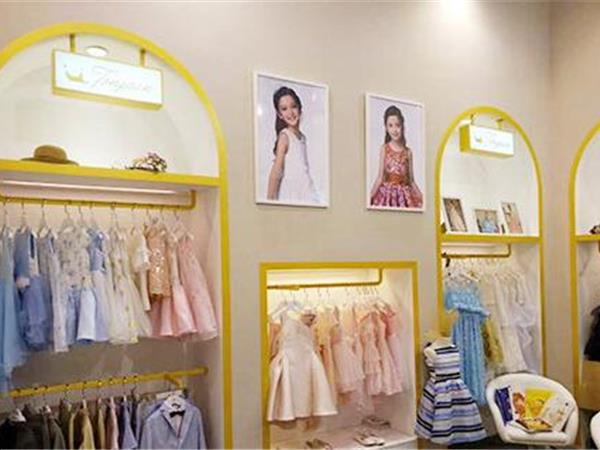 童畔童装店铺展示