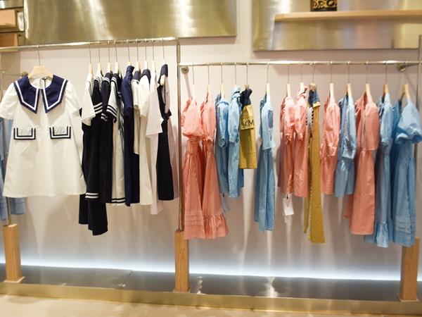 汐麦童装店铺展示