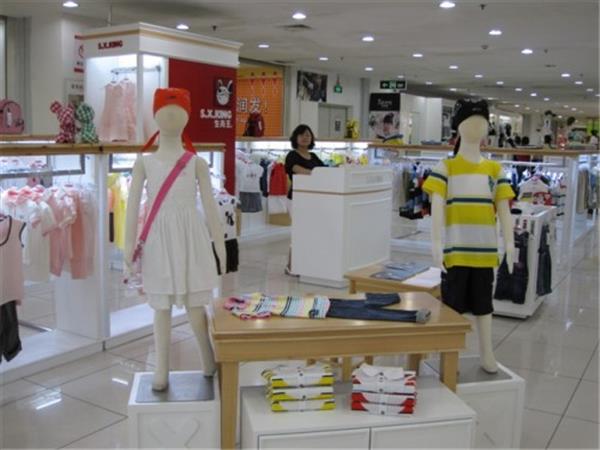 生肖王童装店铺展示