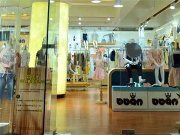 比比安童装店铺展示