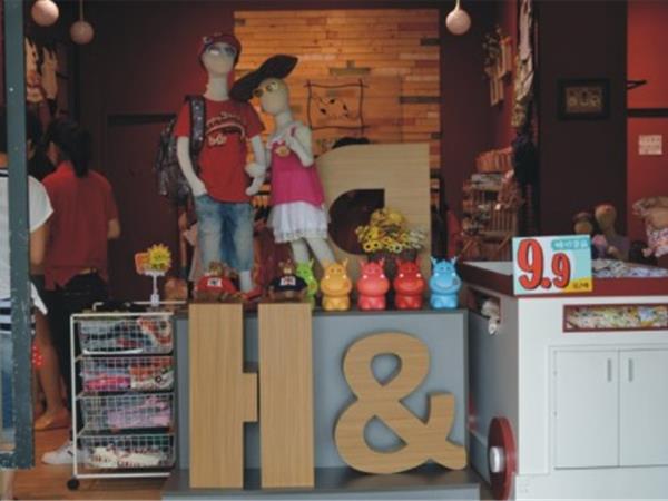 快活龙童装店铺展示