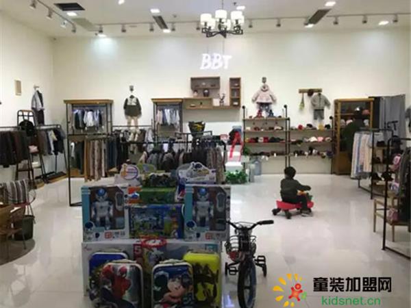 蚌蚌唐童装店铺展示