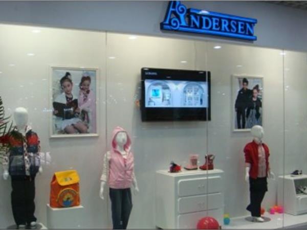 安徒生儿童世界童装店铺展示