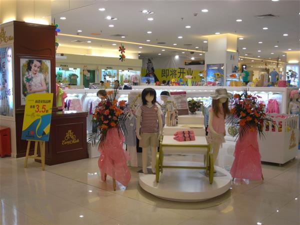伊慧童装店铺展示