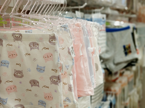画笔王子童装店铺展示
