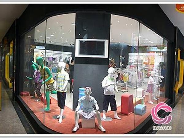 七彩城童装店铺展示