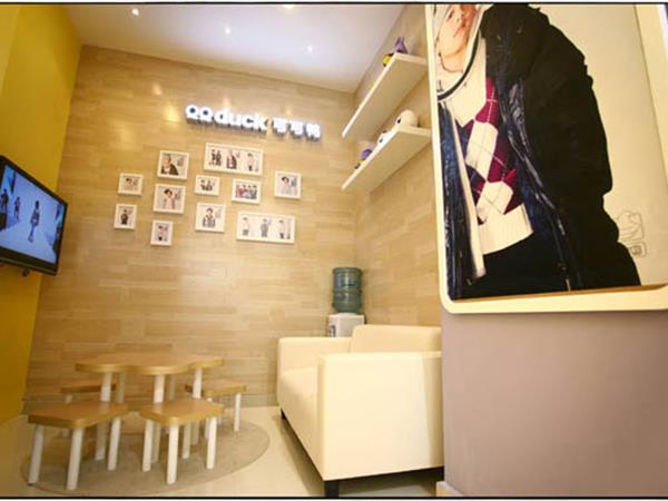 可可鸭童装店铺展示