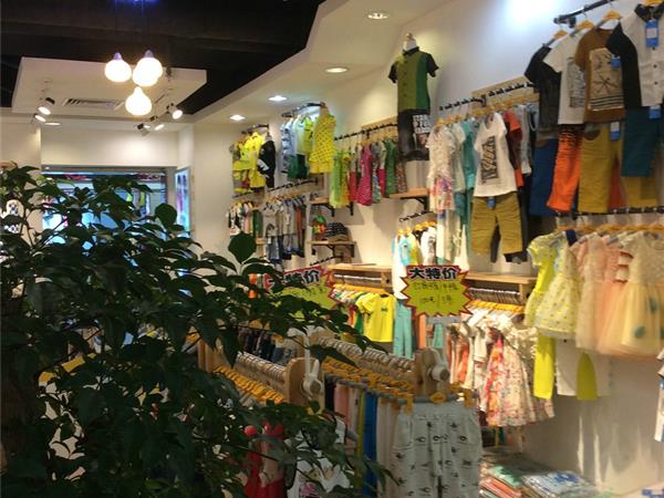 童翠屋童装店铺展示