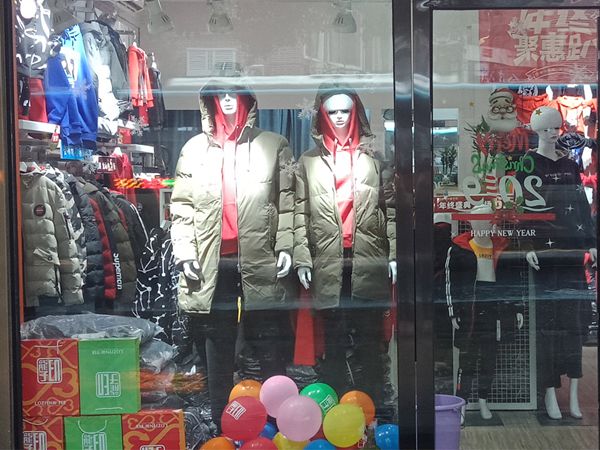 龙子印童装店铺展示