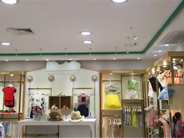 彩虹森林童装店铺展示