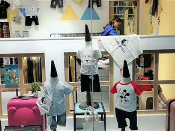 田果果童装店铺展示