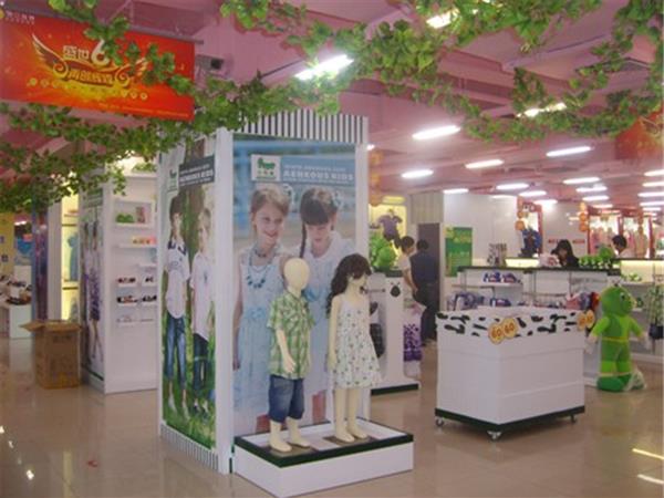 小毛虫童装店铺展示