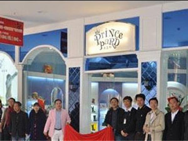 红成童装店铺展示