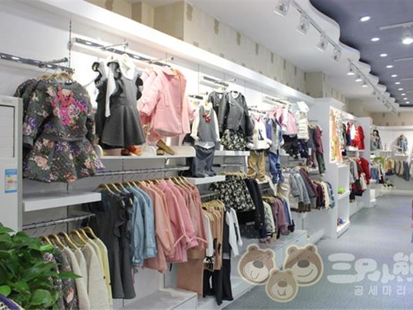 三只小熊童装店铺展示