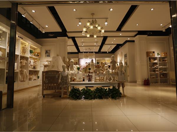 绿典彩棉童装店铺展示