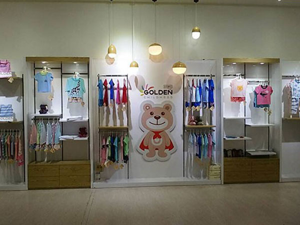 金色童年童装店铺展示