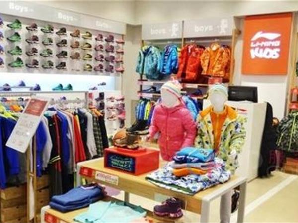 李宁童装店铺展示