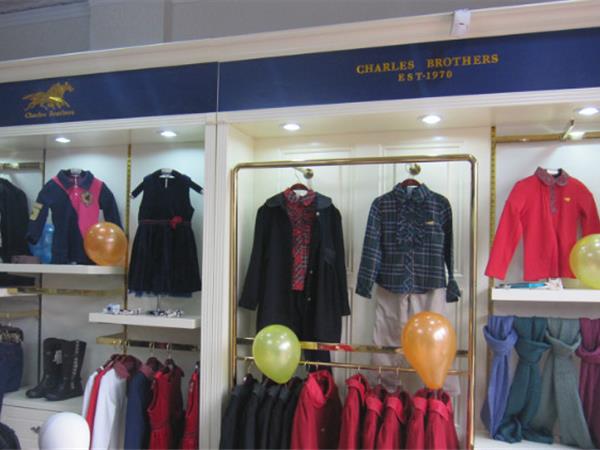 查理兄弟童装店铺展示