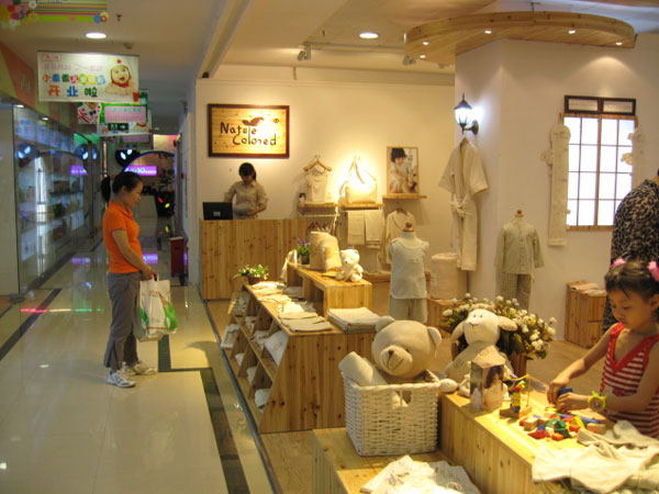 本色棉童装店铺展示