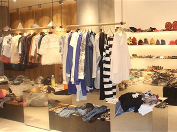 拉酷儿童装店铺展示