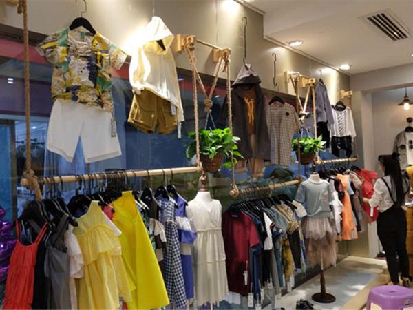 介及童装店铺展示