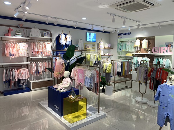 蒙蒙摩米童装店铺展示