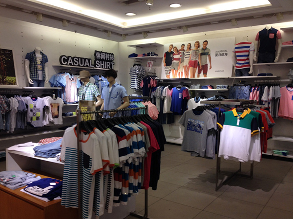以纯童装店铺展示